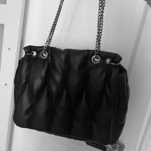 Superfin handväska ifrån Zara! Perfekt att ha nu i höst till skolan ifall man inte vill ha en för stor väska 🙌🏻 den rymmer väldigt mycket!! Köpte i Köpenhamn på Zara förra året och köptes för 599kr, jag säljer för 300!😇🫶 Pris kan diskuteras!