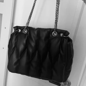 Handväska - Superfin handväska ifrån Zara! Perfekt att ha nu i höst till skolan ifall man inte vill ha en för stor väska 🙌🏻 den rymmer väldigt mycket!! Köpte i Köpenhamn på Zara förra året och köptes för 599kr, jag säljer för 300!😇🫶 Pris kan diskuteras!