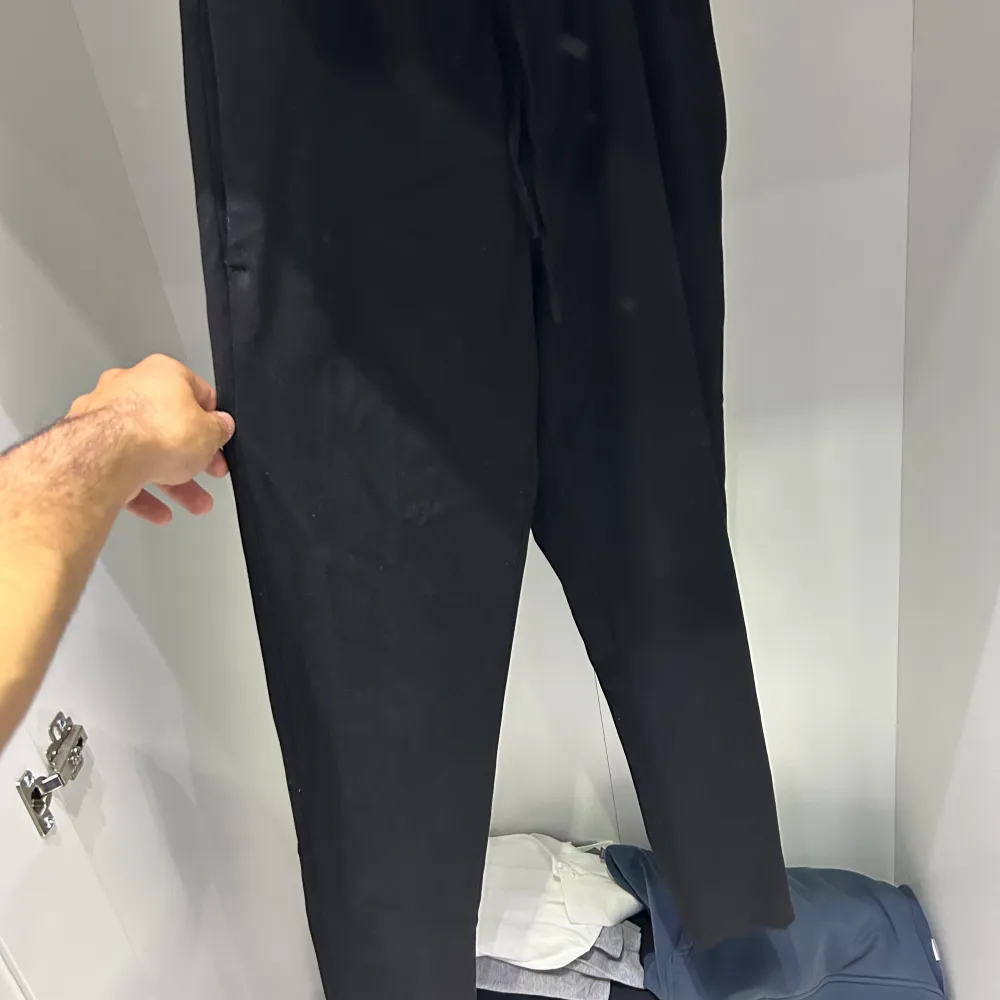 Zala byxor straight leg. Använda 5 gånger. Jätte sköna men inte kunnat använda de. Köpta för 650kr. Säljer de för 300kr. Storlek M. Jeans & Byxor.