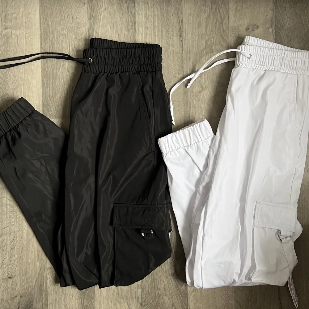 Säljer dessa två par byxor i storlek M från New Yorker eftersom de aldrig används. De svarta är använda en gång, aldrig de vita. Båda säljes tillsammans för 200kr. Materialet ser väldigt snyggt och coolt ut på!. Jeans & Byxor.