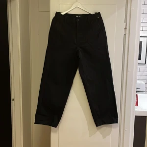 Vans baggy chinos - Ett par baggy chinos från vans i storlek m. Nypris 750. Använda någon gång men säljer pågrund av att dom är lite för stora. Inget fel på dom alls och dom skulle nog passa bra på någon runt 186. Pris går att diskuteras.
