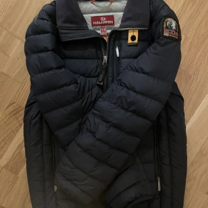 PJS - Intresse koll på min mörk blåa PJS jacka. Den är fint skick, den funkar för både tjej o kille.(den är för barn)