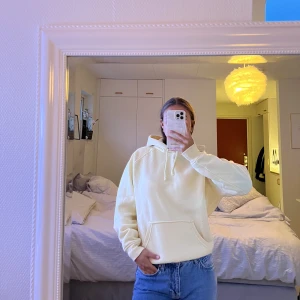 Hoodie - Fin hoodie från Bikbok, bra skick, använd fåtal gånger☺️