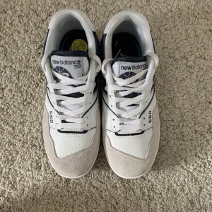 New balance 550 - Säljer ett par nästan helt nya new balance 550 i dara mercury då de tyvärr är för små för mig. Stl 38.5, 24mm Skulle dock säga att de är små i storleken! 