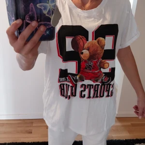 T-shirt  - Ny och oanvänd T-shirt i storlek XXL. Blev köpt för att ha som oversize t-shirt men blev istället liggande i garderoben. Betalnkng sker via swish och köparen står för frakten