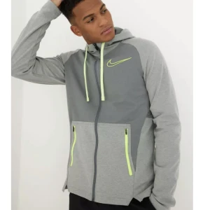 Nike träningströja - Helt ny träningströja från Nike. Pris går att diskutera vid snabb affär! Nypris 849kr 