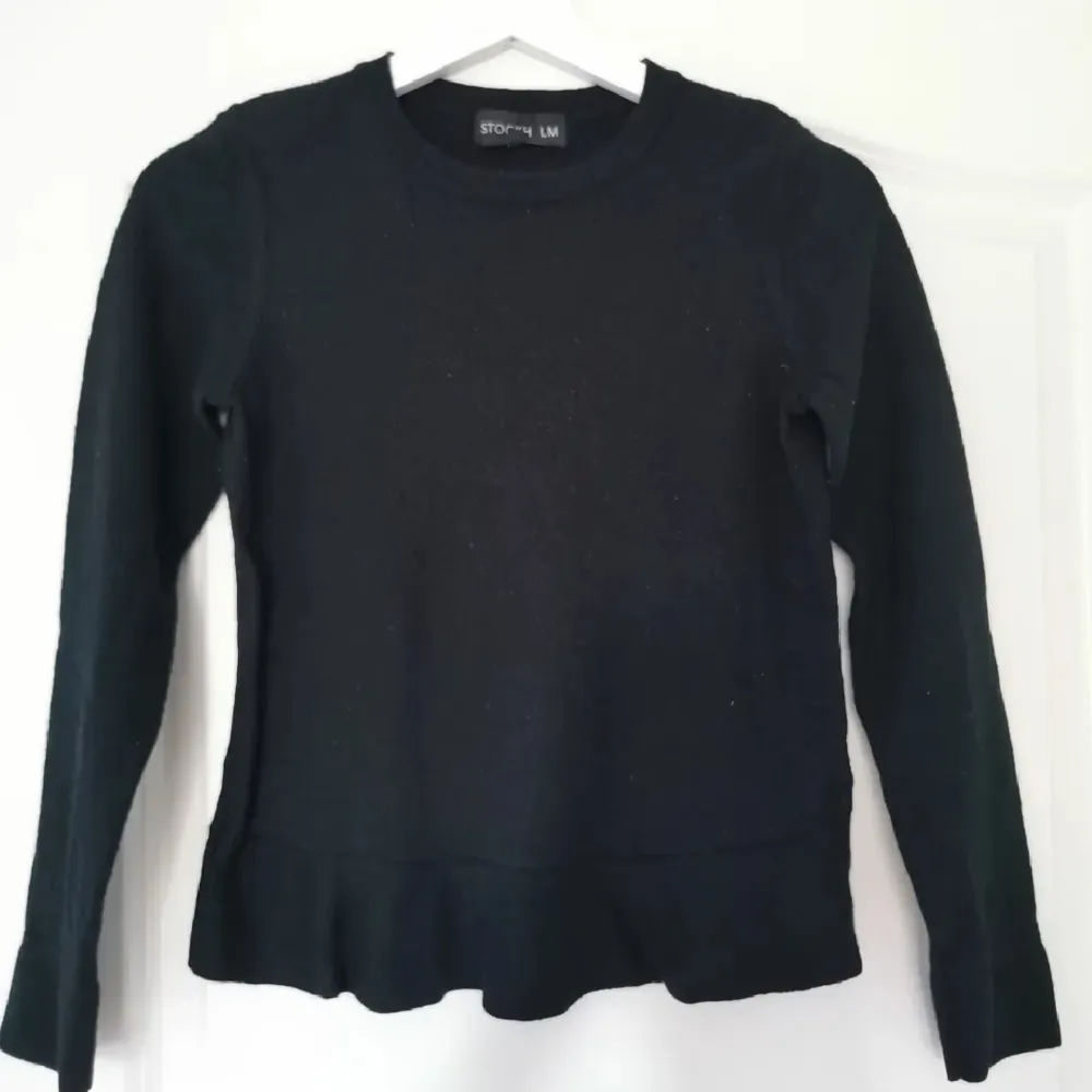 Superskön svart tröja i 100% merinoull från märket Stockholm. Lite liten i storlek men bra skick!. Tröjor & Koftor.