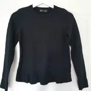Superskön svart tröja i 100% merinoull från märket Stockholm. Lite liten i storlek men bra skick!