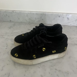 Axel Arigato sneakers - Limeted edition sneakers från Axel Arigato. Lite skitiga (går säkert lätt att putsa upp), annars slitage fria och i gott skick! 💛 