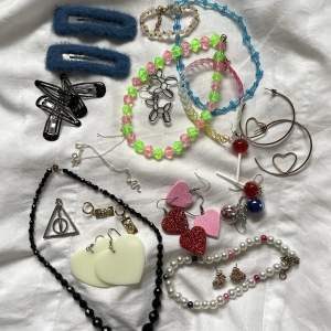 paket med lite random smycken örhängen, hårspännen och halsband 