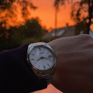 seiko klocka - seiko klocka köpt på stjärnurmakarna för 3000 box, kvitto och alla länkar finns. Klockan är i bra kond, några små repor men de syns knappt