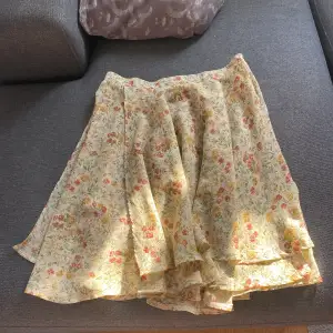 Jätte fin mellan lång kjol (vet inte märke) köpt secondhand men är så gott som ny. (Kan bara ta betalt via Swish!!!)