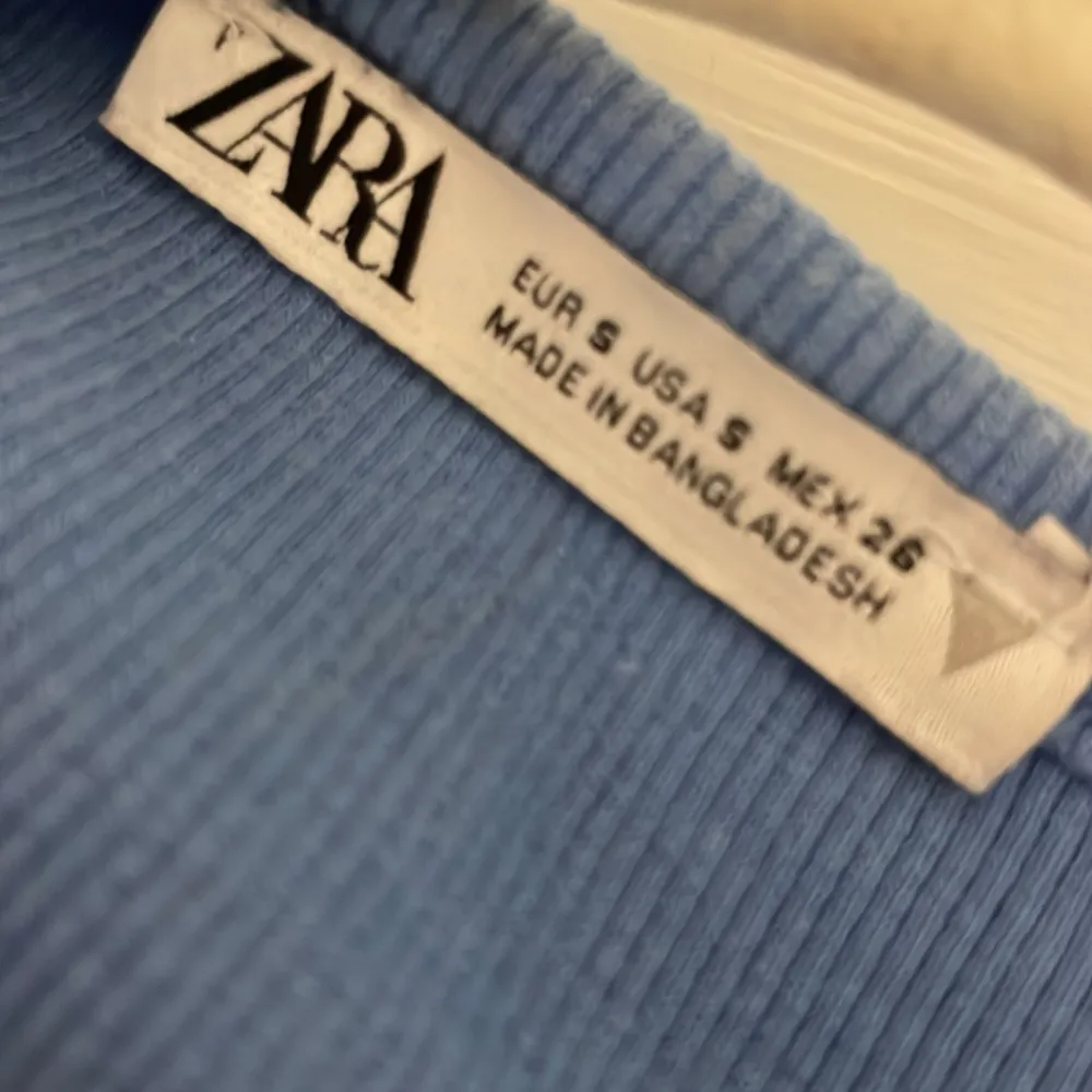 Ett fint linne från zara det är ganska kort men fint!💙. T-shirts.