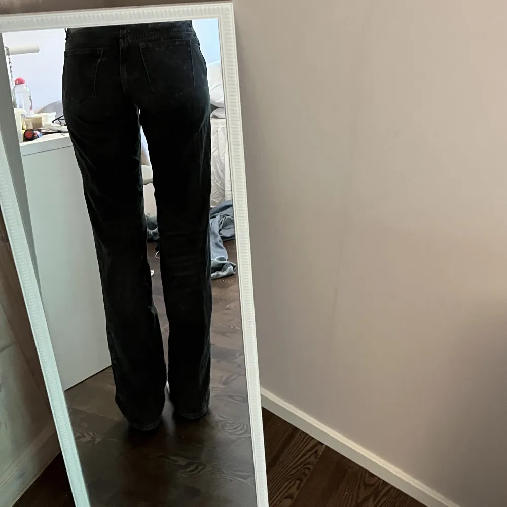 arrow low jeans från weekday i färgen noir black. De är väl använda och har lite nötning längst ner  och även ett pytte litet hål längst ner på ena benet vid sömmen men  inget som syns( se bild 3) köpt för 590kr💞 köparen står för frakt💞 . Jeans & Byxor.
