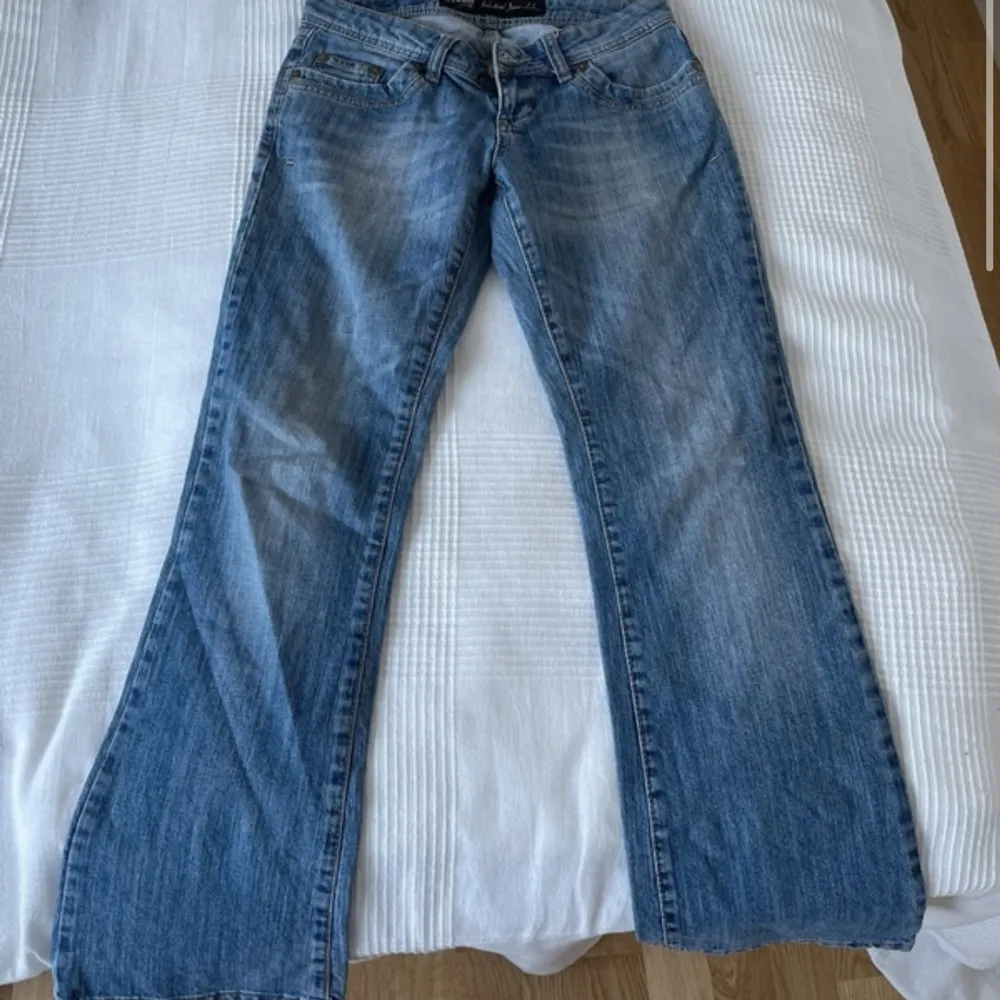 Super snygga lågmidjade raka jeans. Inga bilder på då dom är för små. Köparen står för frakt:). Jeans & Byxor.