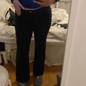 svarta lågmidjade jeans - aldrig använda