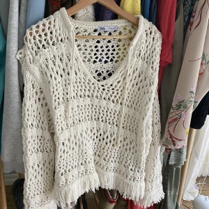 Zara virkad stickad tröja Boho  - Bohemian tröja från ZARA  Använd en gång, så nyskick! 