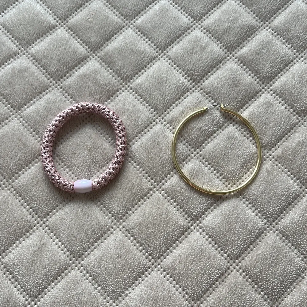 Så fina nya guld-rings örhängen! Köpta i Usa💗 De står att de ska vara ”hypo-allergic”. Säljer då jag köpte många liknande! Storleks jämföring på andra bilden! . Accessoarer.