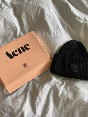 Säljer denna svarta Acne studios mössa eftersom den inte kommer till användning. Bra skick 