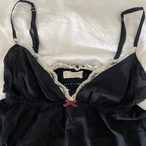 Odd Molly linne - Mörk blå odd Molly linne med vit spets. 