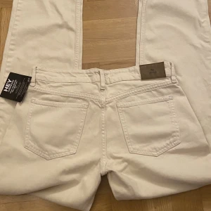 Jeans - Säljer dessa vit/beigea jeans från Nelly då dem tyvärr inte passar. Storlek 38 men dem är väldigt små i storleken så passar mer åt 34/36. Midjemått: 72 cm. Innerbenslängd: 78 cm. 🤍har inga bilder på hur de sitter på mig. 🤍ordinariepris 599kr. 🤍