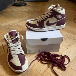 Air jordans 1 mid - Säljer mina Air jordans 1 mid ”split beach cherrywood” storlek 39, pga att de är för små för mig. Använda 3-4 gånger, så inte slitna alls och skulle säga att dom är i nyskick. Köpta för 1600 men vill få bort dom fort! Pris kan diskuteras,Skriv vid frågor!