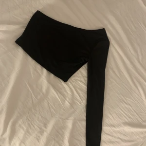 Tröja - säljer denna simpla men snygga enarmade tröjan från shein då den är lite för liten för mig 💕 mycket strechigt material & använd fåtal gånger
