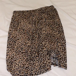 Kjol  - Hej säljer min fina kjol den e rigtigt skö o ha och den är fladdrigt jag säljer den för den e för liten den är i 12/13❤️