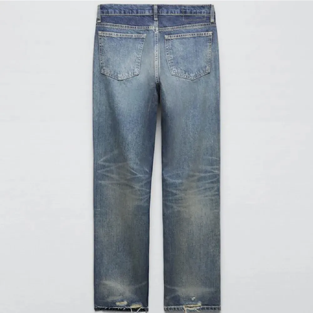 Perfekt skick, använd flera gånger  Midjemåttet är 35cm och innerbenslängden är 78cm. Jeans & Byxor.