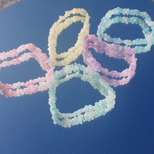 Blomarmband🌷 - Superfina egengjorda blomarmband💐 finns massa andra färger! 65kr+15 kr frakt🫶🏻 kostar mycket för tiden det tar att göra. Skriv mått vid köp. TRYCK INTE PÅ KÖP NU 