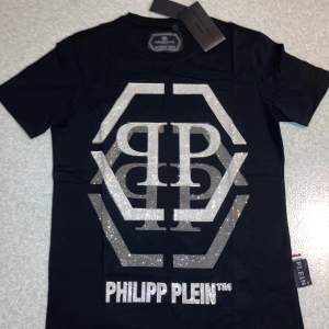 T shirt från PHILIPP PLEIN. Med denna t shirt lyser du upp hela festen. Bokstavligen haha! Helt ny med tagsen på och philipp plein påse! Storlek Medium. Vid snabb affär kan priset diskuteras. För mer info och eller fler bilder är det bara att hojta!🗣️