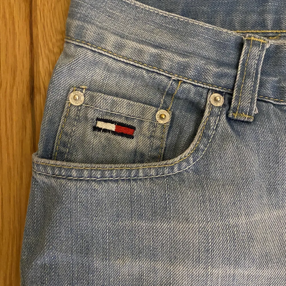 Vintage Tommy hilfiger jeans, inte mycket tecken på användning men knappen är utbytt.. Jeans & Byxor.