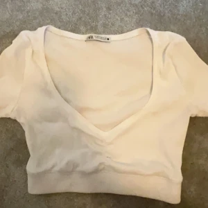 Zara topp - Vit zara topp, aldrig använd. Skriv för fler bilder eller frågor💕