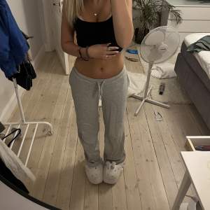 snygga low waist mjukisbyxor från BikBok. aldrig använda med prislapp kvar, nypris 400. ANDRA BILDEN ÄR LÅNAD💕