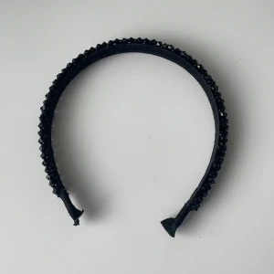 Diadem  - Fin svart diamanter på den sitter bra och speglar i ljus lite ❤️