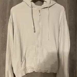 Vit zip up hoodie liten i storleken är storlek M men passar mer S lite färg har släppt från dragkändigan se bild 2