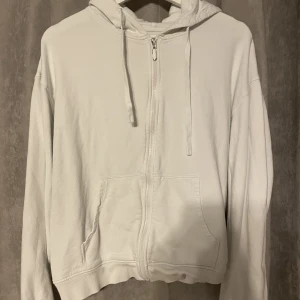 Vit zip up hoodie  - Vit zip up hoodie liten i storleken är storlek M men passar mer S lite färg har släppt från dragkändigan se bild 2