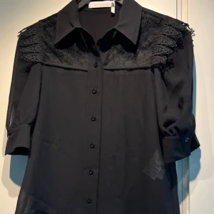 Blus - Svart blus från See by chloé. Storlek 36.