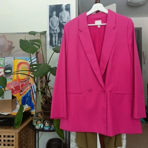 Oversize kavaj - Sjukt ball kavaj i rosa som inte har kommit till användning. Skriv gärna innan ni köper 🤗