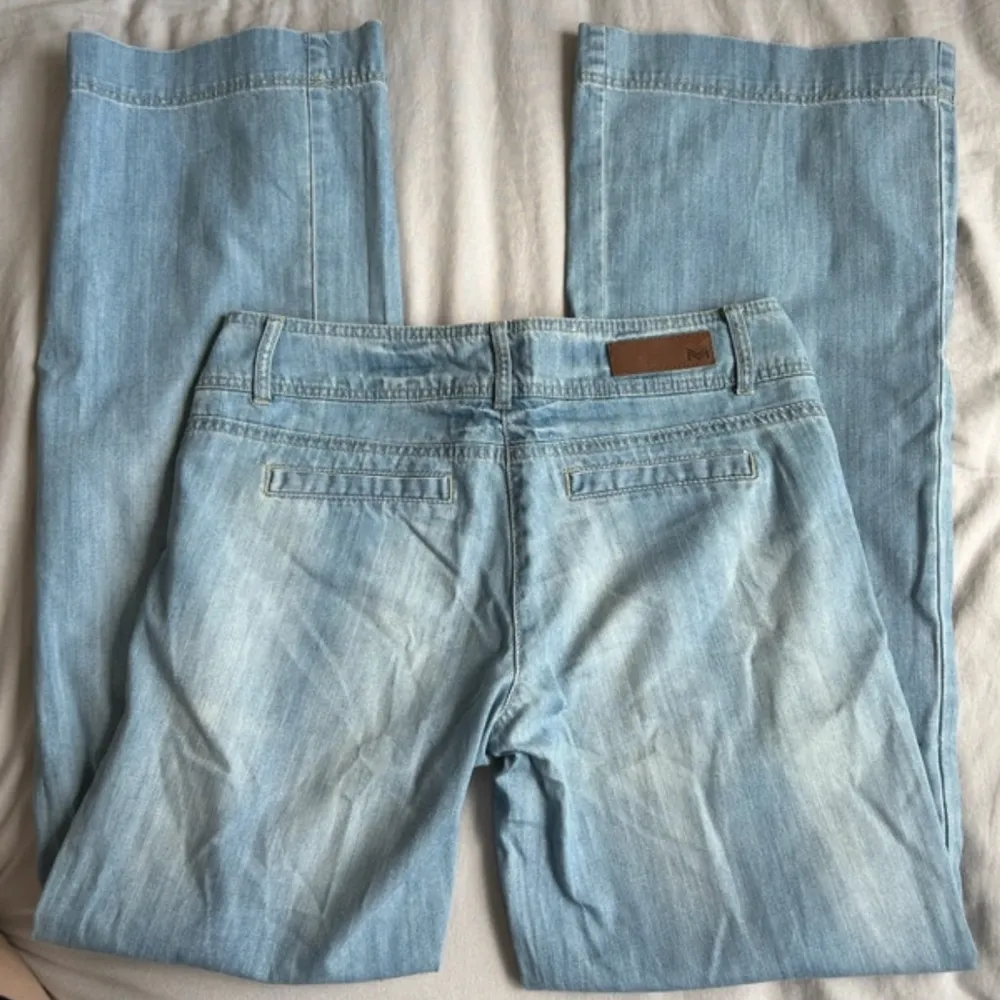 Ett par lågmidjade jeans som tyvärr är för små för mig! Bilderna är lånade från förra ägaren🫶🏼. Jeans & Byxor.
