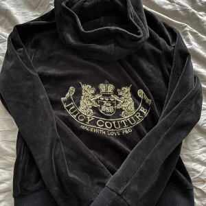 vintage juicy couture kofta - min gamla favvo som inte kommer till användning längre 🤍🥲 älskar men sitter tyvärr inte så bra på mig som är XS. lappen är avriven från förra ägaren men uppskattar till S-M. bra skick! skriv vid funderingar ❤️