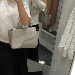 Atp atelier väska - Kikar intresset på min fina väska eller om nån hade velat byta mot en annan så är det bara att fråga! Modellen arezzo i en beige/grå färg 😍Nypris 4800kr