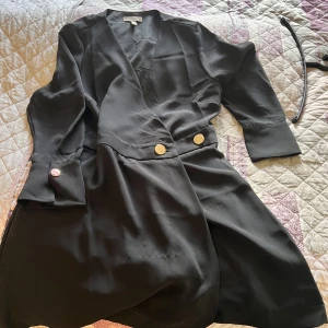 Marinblå klänning omlott storlek 42 - Omlottklänningen 