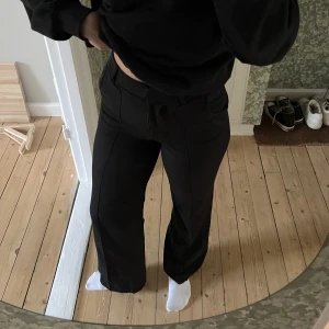 Madlady kostymbyxor 🌟 - Så fina kostymbyxor från Madlady i modellen Nova 🌸Tyvärr har en söm gått upp längst ner på ena benet, kan skicka fler bilder vid intresse! Storlek 32 och längden 32, passar super på mig som brukar vara XS i byxor och 170 cm lång 🫶🏼