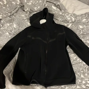 Nike tech - Inte så bra gick vill bara bli av med den det går att noppra den svart Nike tech 