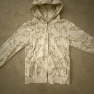 Zip up hoodie - Zip up hoodie med änglar på  i storlek S🤍 dragkedja går upp hela vägen upp🍂🤍tröjan har en liten fläk men som knappt är synlig 🤍pris går att diskutera🍂