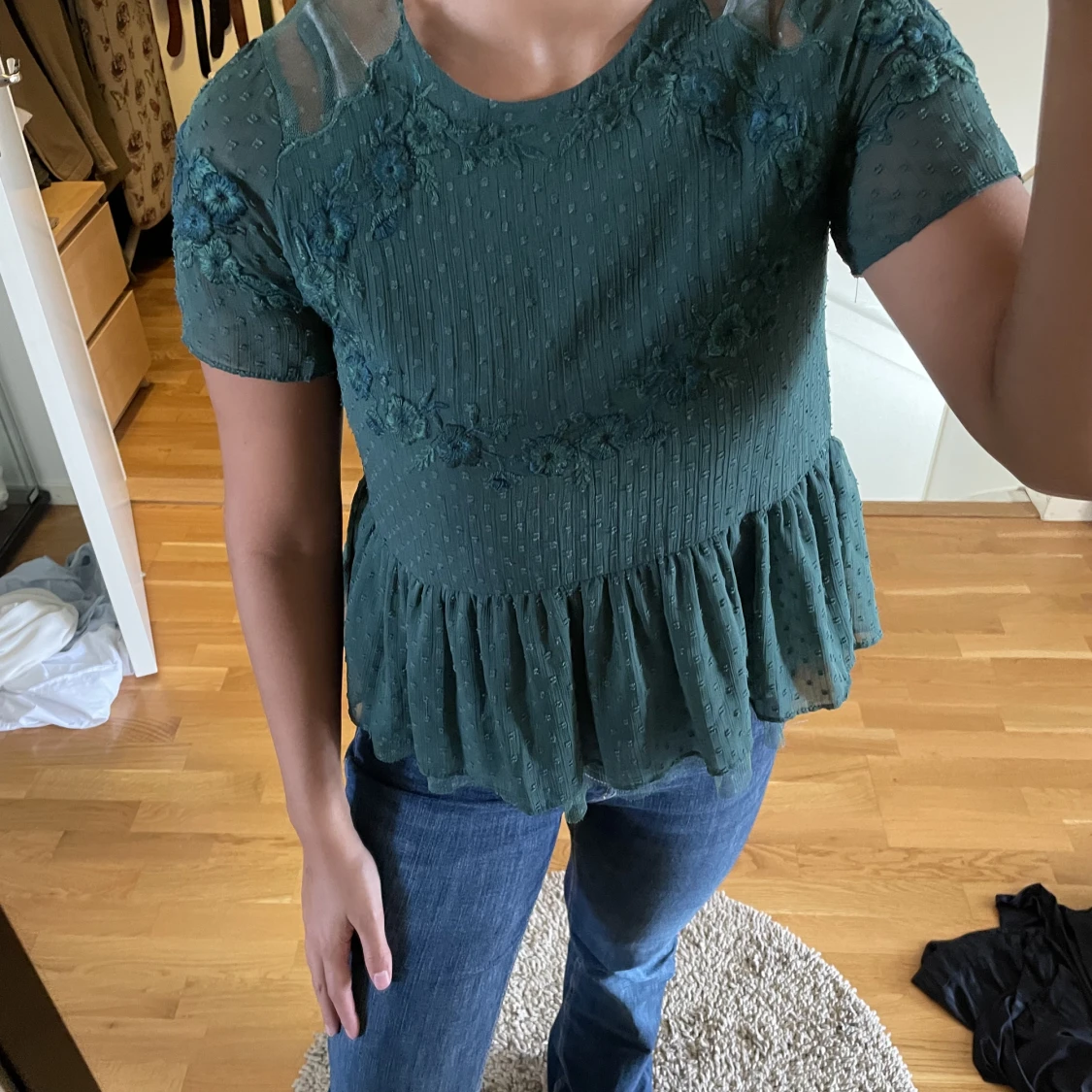 Grön topp med spets detaljer  - 90