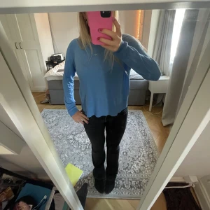 Blå zara tröja - Säljer denna fina tröja från zara som inte längre kommer till användning 💙 Har endast ett litet hål i ena armhålan som knappt syns (se bild 2)