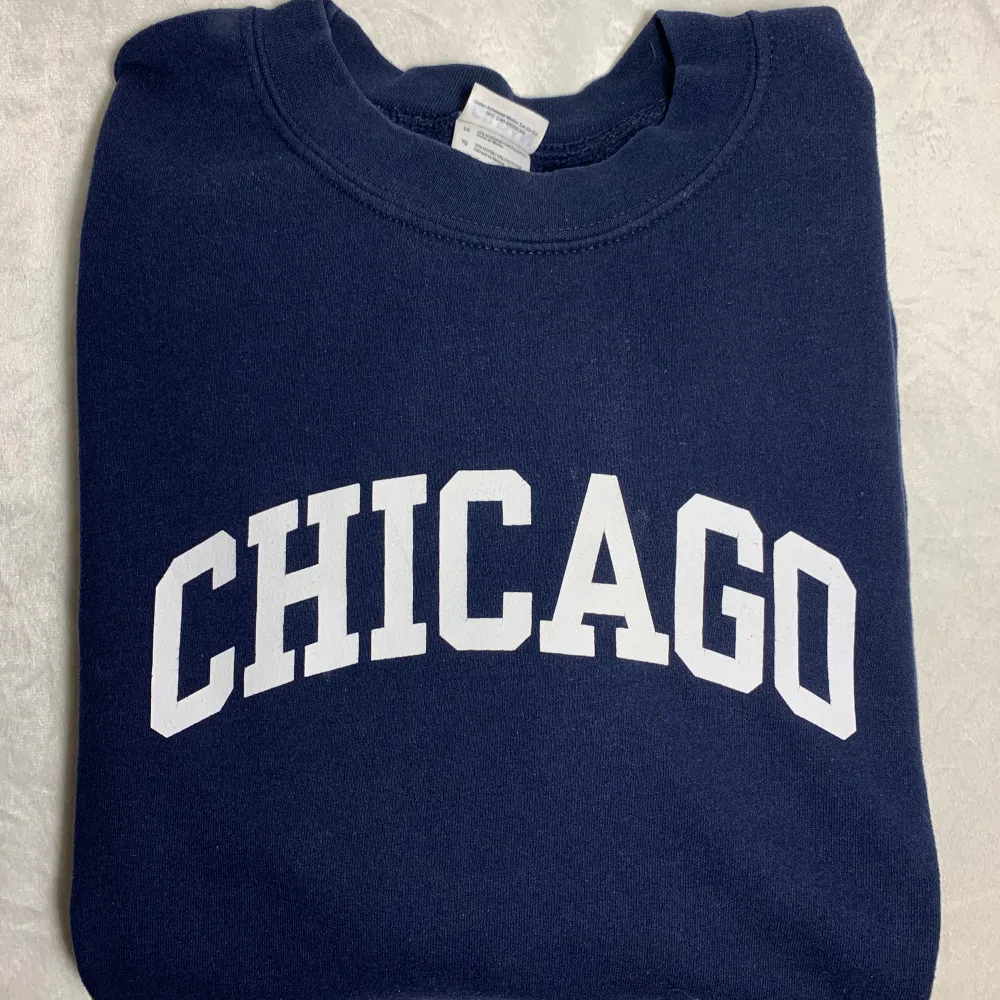 Vintage college tröja med ”Chicago” tryck. Tröjan är i fint skick och passar till det mesta.   Skick:8/10 Storlek: XL (fits L). Tröjor & Koftor.
