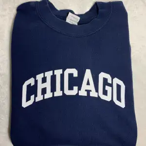 Vintage college tröja med ”Chicago” tryck. Tröjan är i fint skick och passar till det mesta.   Skick:8/10 Storlek: XL (fits L)